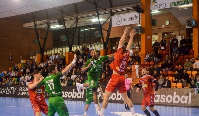 El REBI Cuenca cede un punto en un mal final ante el Bada Huesca (33-33)