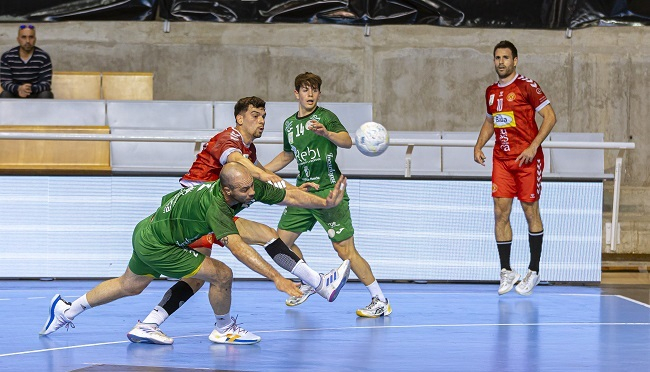 Victoria trabajada en Huesca para seguir en el segundo puesto (27-29)