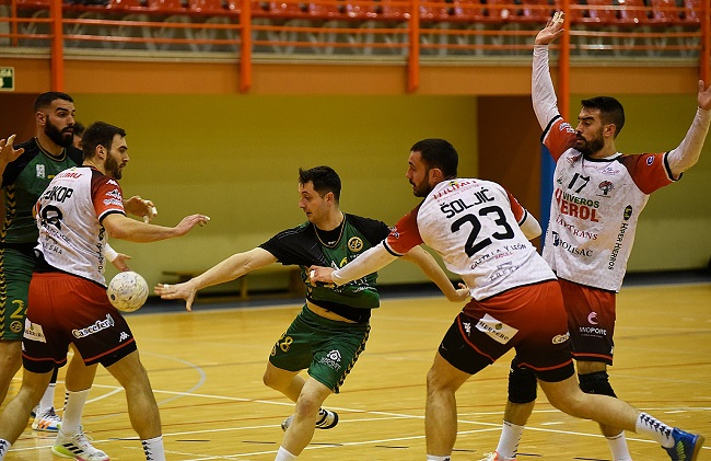 Triunfo sobre el Viveros Herol Nava en el último partido de pretemporada (27-26)