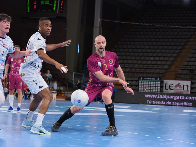 Derrota dura en León (37-27)