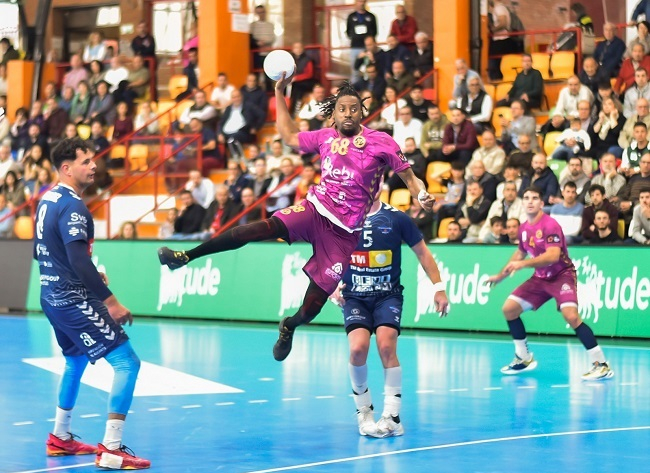 Un punto agridulce ante el TM Benidorm (24-24)