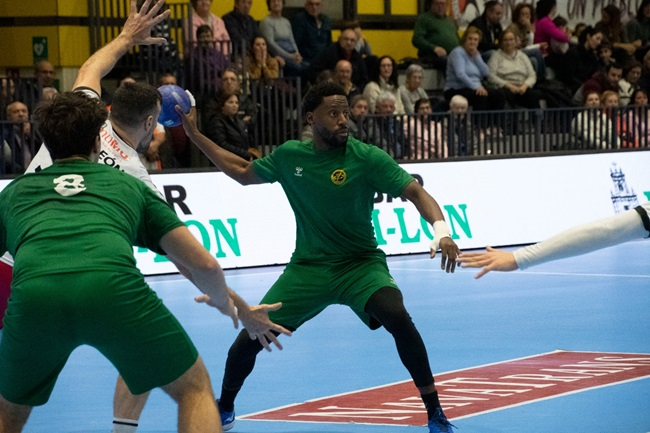 Derrota por la mínima en el amistoso de Nava (36-35)