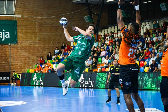 El REBI Cuenca suma un punto ante el Bathco Torrelavega en un final cruel (31-31)