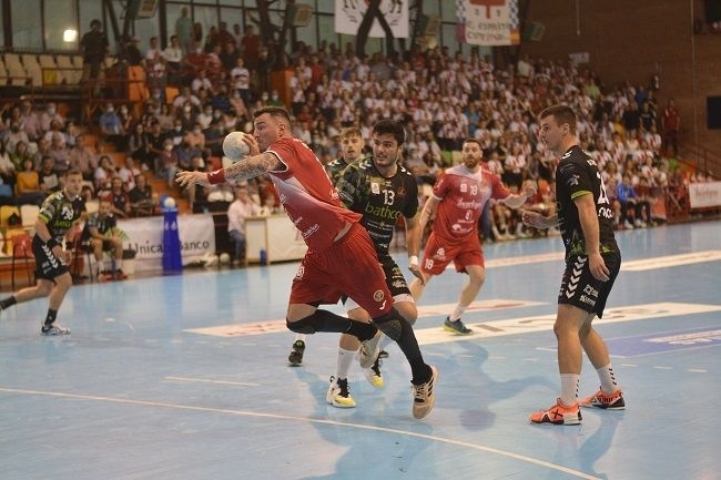 El Incarlopsa Cuenca suma un punto en el partido ante Bathco Torrelavega (28-28)