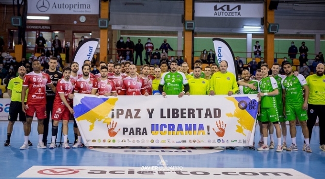 El Incarlopsa Cuenca acoge a los niños refugiados de Ucrania para disfrutar del balonmano